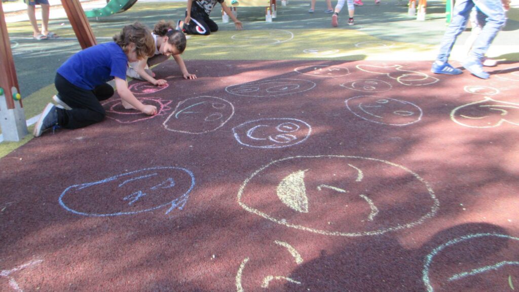 NIÑOS JUGANDO EN PARQUE
